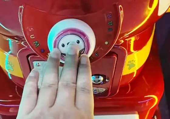 3. Multi-Reward System: Dispenses capsules or lollipops based on configuration