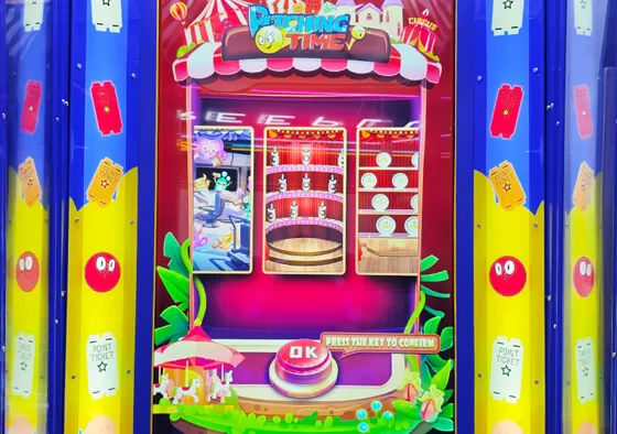 1. Multiplayer Tournament: Up to 4 players compete in simultaneous ball-tossing matches.