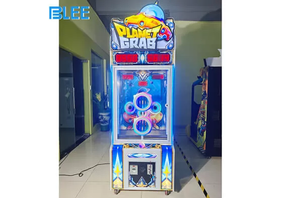 1. Standard Color Match Challenge: Players aim to throw balls into the colored holes, with scores based on the color’s point value. Higher total scores yield greater ticket payouts.