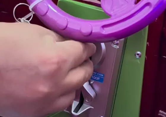 1. Battle Mission Adventure: Children embark on an imaginary military operation, piloting their tank through simulated terrain while watching mission-themed content on the integrated screen.