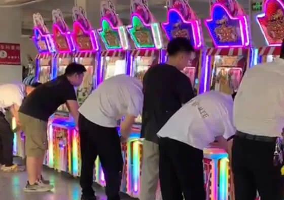 3. Endurance Delivery Mode: Players must maintain a continuous streak of successful deliveries to keep a multiplier active, maximizing points and lighting up additional stage sections for greater rewards.