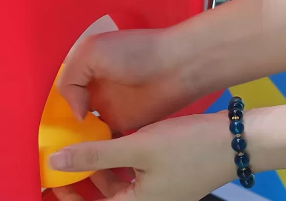 3. Press the Confirm Button to Grab: Press the Confirm Button, and the claw will automatically descend to grab the prize. Successfully grabbing the prize will earn you a reward.