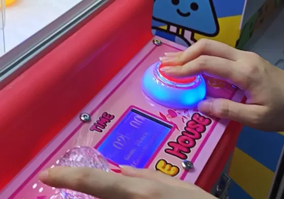 1. Insert Coins/Scan QR Code to Start: Insert game coins or scan the QR code to start the machine and begin operation.