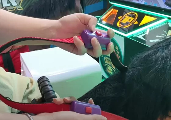 1. Insert coins and press the left thumb button to start the game.