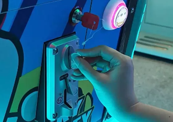 1. Instant Battle, Drop-in Play: No waiting needed. Insert coins to instantly challenge a friend. The system automatically assigns the puck, launching a fast-paced two-player duel where each round las...