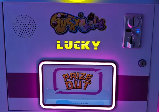 1. Insert coins/scan QR code to start the game. Insert game coins or scan the QR code to start the machine and enter game mode.