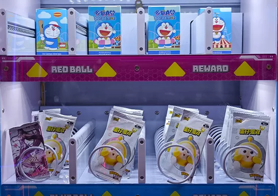 2. Rotate the handle to shake out the colored ball. Rotate the handle clockwise, and the colored ball will roll randomly and be shaken out.