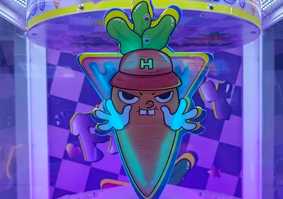 1. Insert Coin/Scan to Pay: Insert a coin or scan the QR code to start the game.