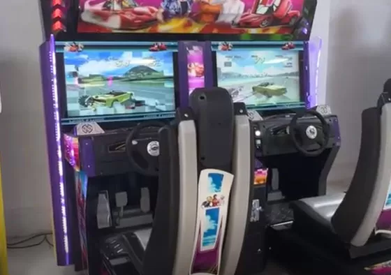 Solo Career Mode: Progress through challenging circuits, unlock new cars and tracks, and compete for the best lap times.