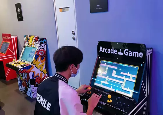 2. Select a game: Use the joystick to browse and press the confirmation button to select the game you want to play.