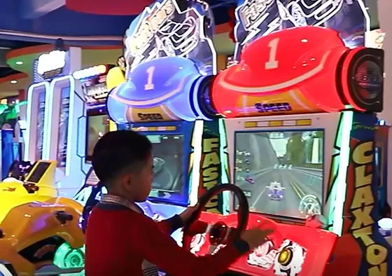 Speed Challenge: Race through progressively difficult city circuits.