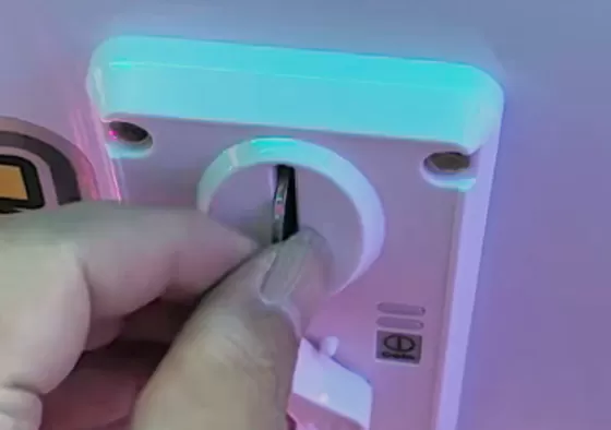 1. Insert Coin / Scan to Pay: Insert coins or use cashless payment to activate one of the player stations.