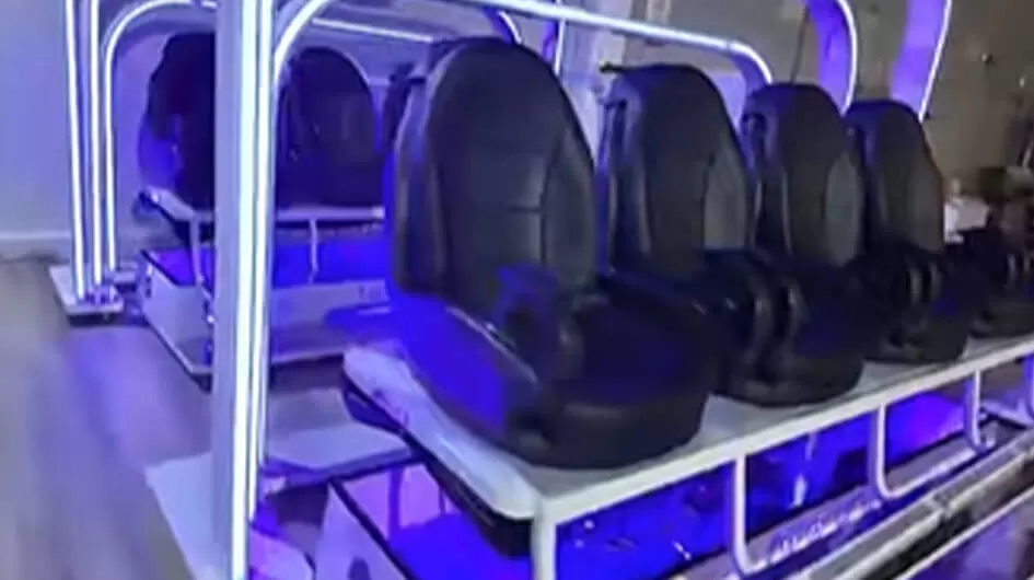 VR - Four-Person Cinema VR Game Machine One Stop Solution