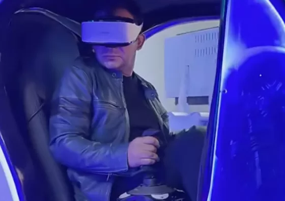 2. Players wear VR glasses and adjust seat straps.