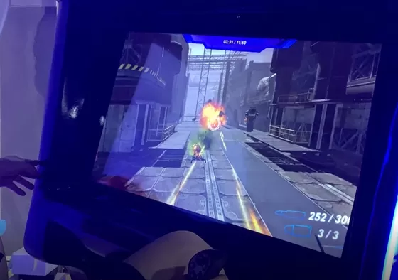 1. Pay by coin/QR code/cash to purchase game time, choose flight game adventure.