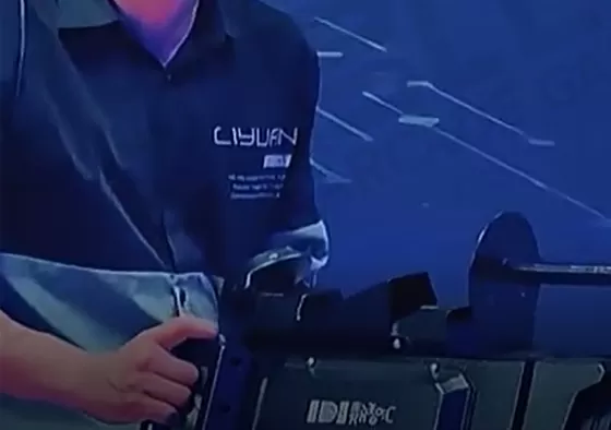 2. Players wear VR glasses and adjust seat straps.