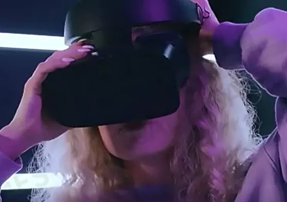 3. Immerse yourself in the high-definition VR game world and feel the dynamic virtual reality world.