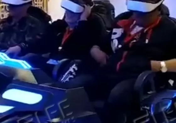 3. Immerse yourself in the high-definition VR game world and feel the dynamic virtual reality world.