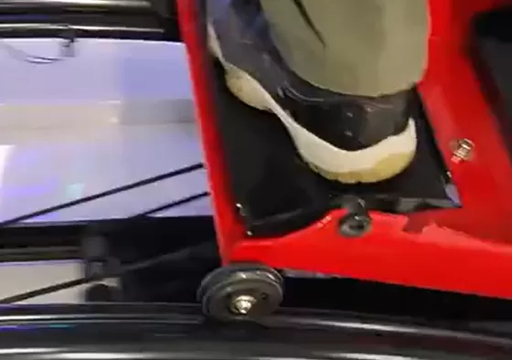 1. Pay by coin/QR code/cash to purchase game time, choose game adventure.