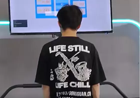 2. Players wear VR glasses and adjust seat straps.