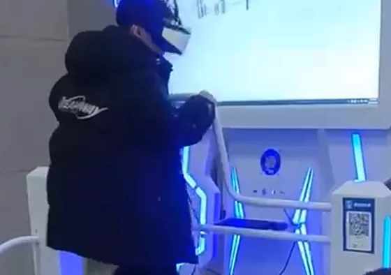 3. Immerse yourself in the high-definition VR game world and feel the dynamic virtual reality world.