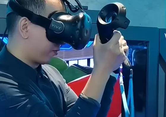 2. Players wear VR glasses and adjust seat straps.